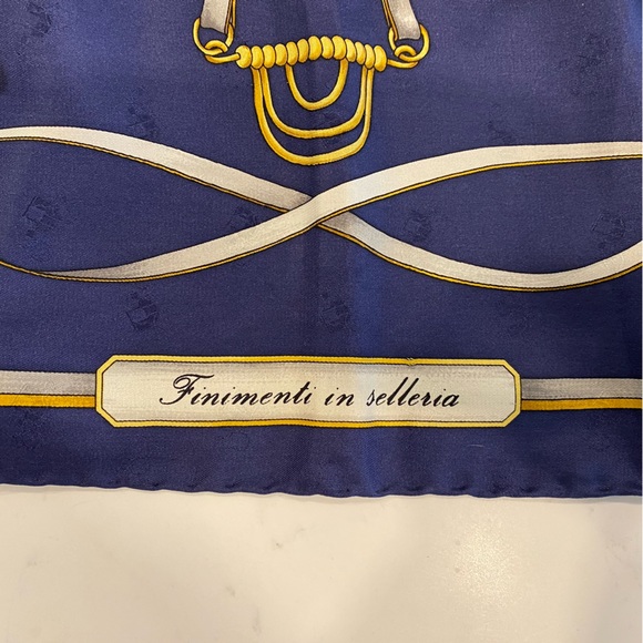 Authentic 100% silk Gucci scarf with the iconic colors and pattern! - Picture 4 of 6